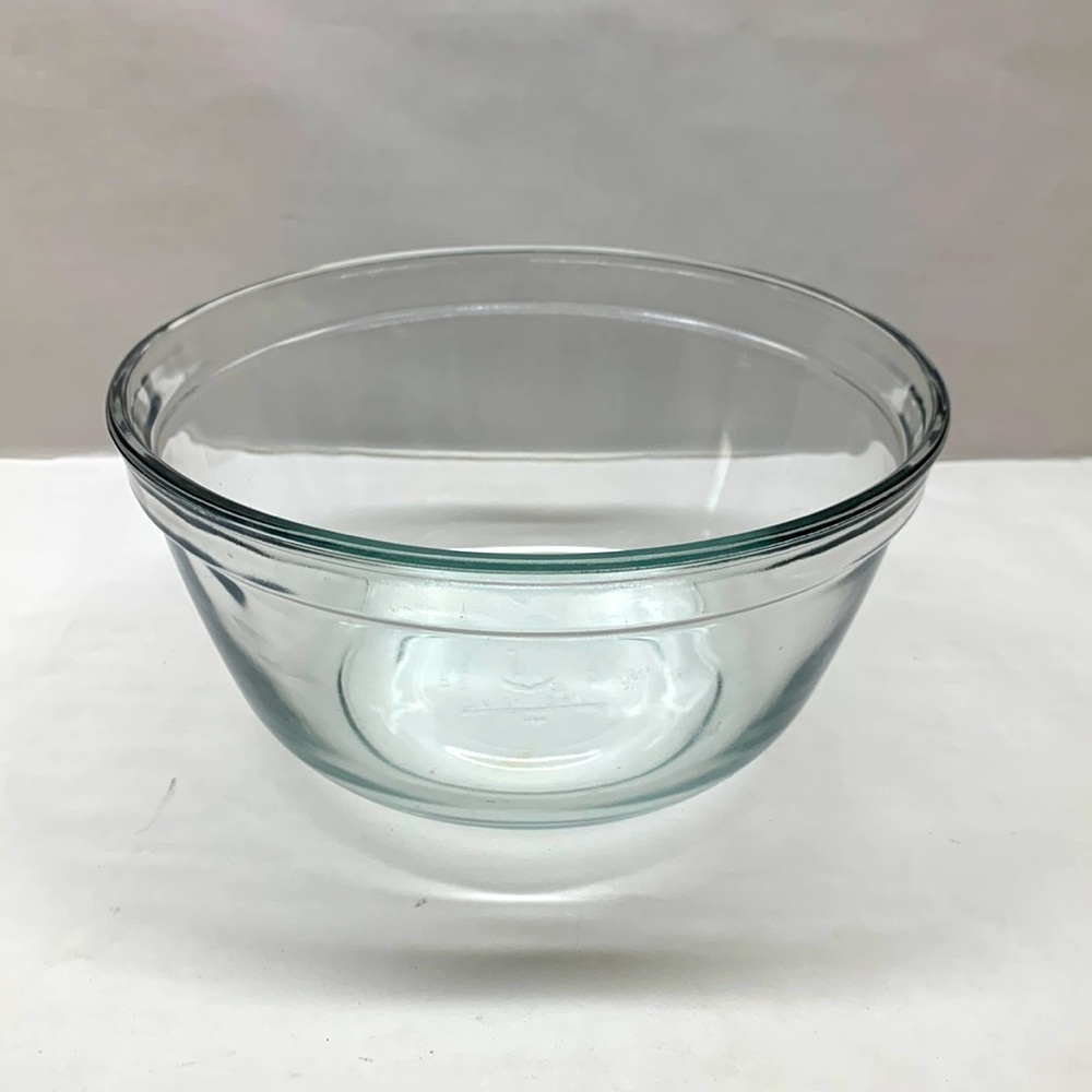 Anchor Hocking Clear glass bowl 2.5 quart USA